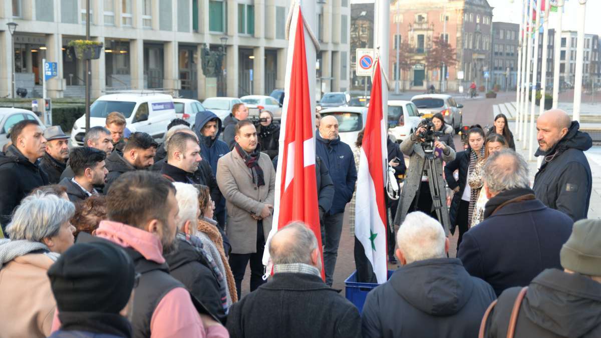 Arnhem Belediyesi onundeki bayrak diregine Turk ve Suriye Bayraklari yariya kadar cekildi 2