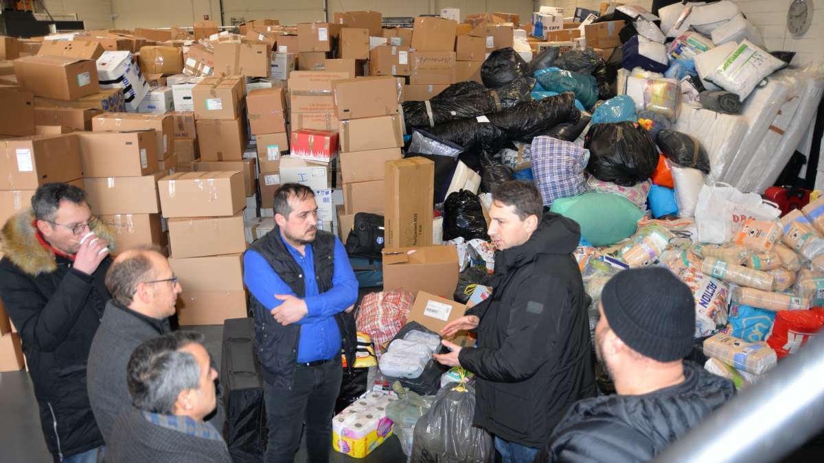 TC. Deventer Baskonsolosu Your Cargo nezdinde toplanan yardimlari yerine ulasmasi icin denetliyor 2