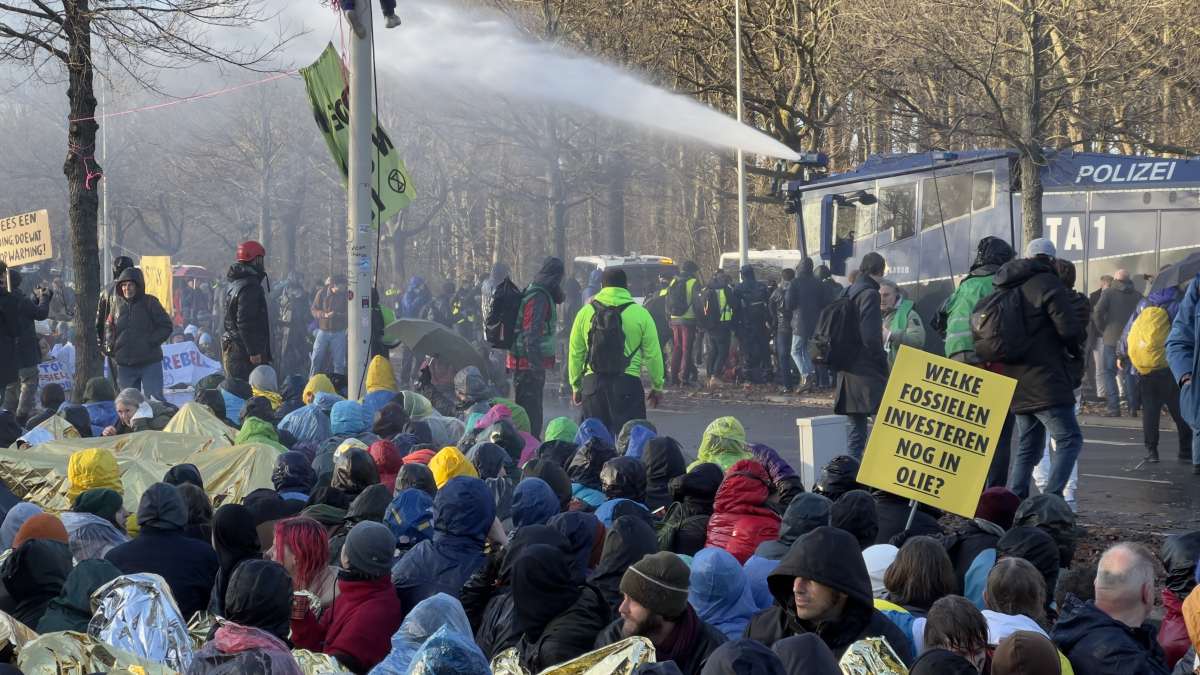 AA 20230311 30543357 30543350 HOLLANDADA POLIS YOLU KAPATAN CEVRECILERE TAZYIKLI SU ILE MUDAHALE ETTI