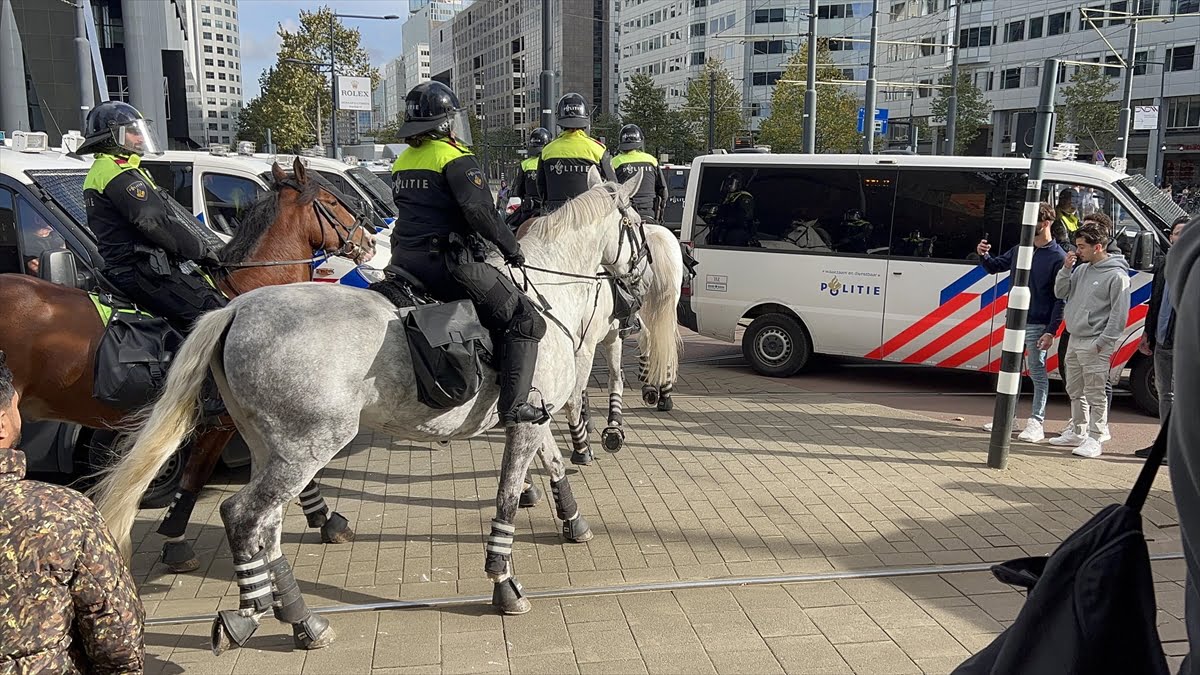 AA 20230415 30864134 30864133 IRKCI PEGIDA HAREKETI LIDERI WAGENSVELD AMSTERDAMDA KURANI KERIM YIRTTI