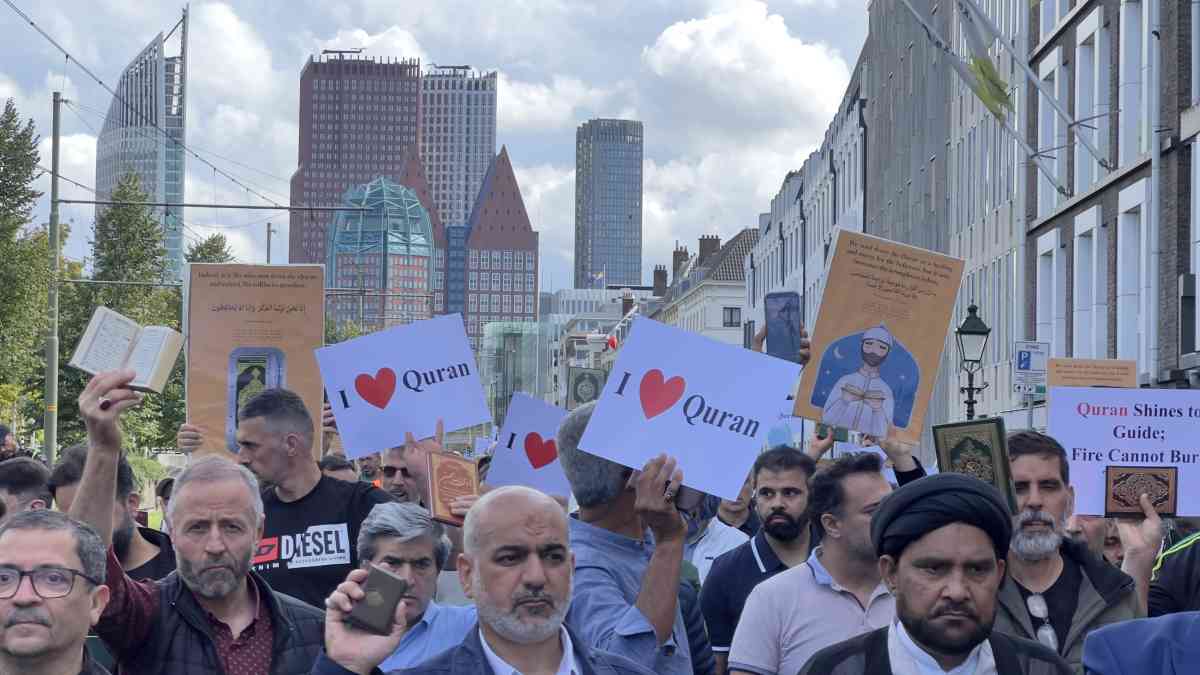 AA 20230826 32003878 32003870 HOLLANDADA MUSLUMANLAR KURANI KERIME YONELIK SALDIRILARI PROTESTO ETTI