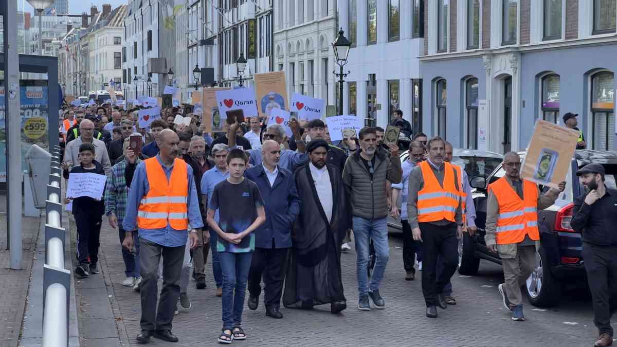 AA 20230826 32003878 32003871 HOLLANDADA MUSLUMANLAR KURANI KERIME YONELIK SALDIRILARI PROTESTO ETTI