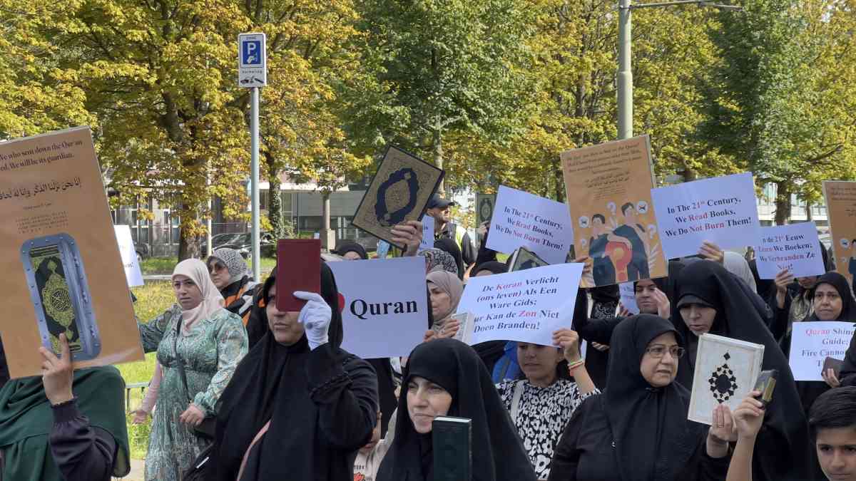 AA 20230826 32003878 32003872 HOLLANDADA MUSLUMANLAR KURANI KERIME YONELIK SALDIRILARI PROTESTO ETTI