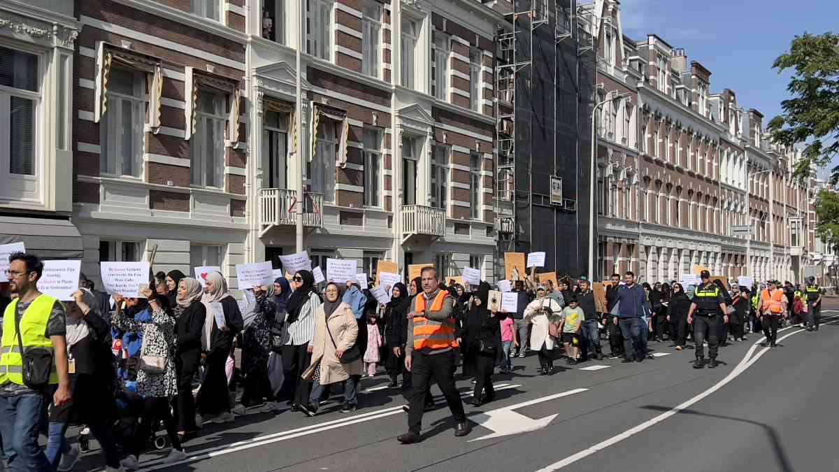 AA 20230826 32003878 32003874 HOLLANDADA MUSLUMANLAR KURANI KERIME YONELIK SALDIRILARI PROTESTO ETTI