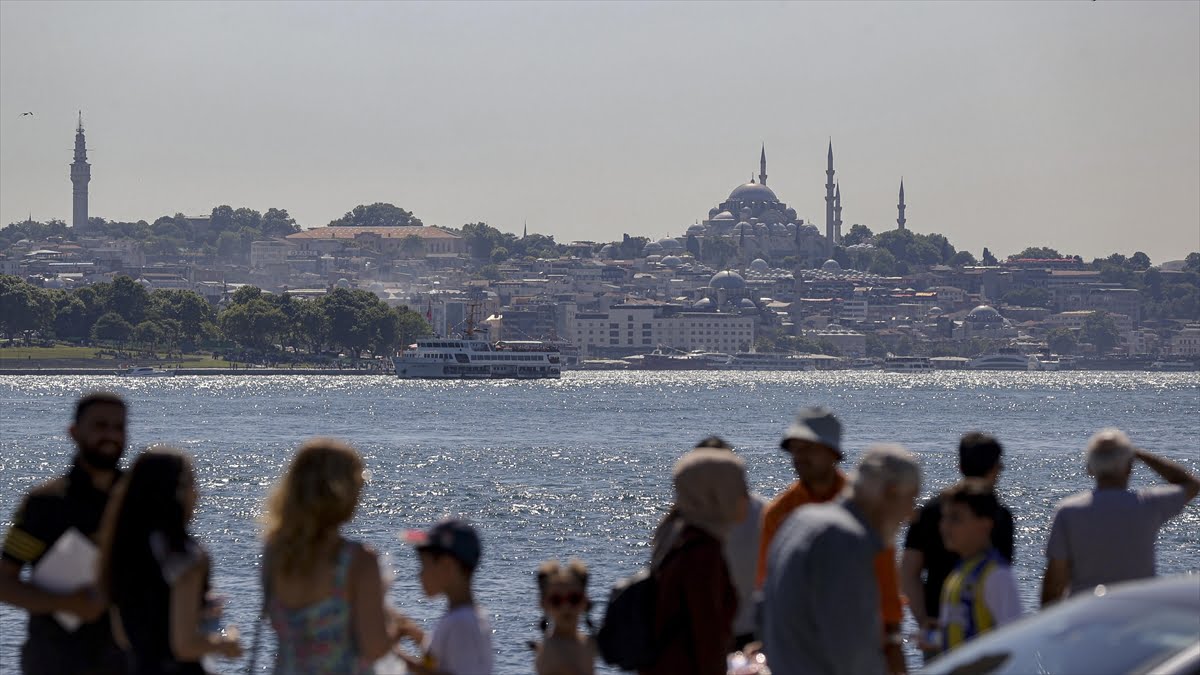 AA 20230828 32012063 32012062 ISTANBUL TEMMUZDA GELEN TURIST SAYISINDA SON 10 YILIN REKORUNU KIRDI 1