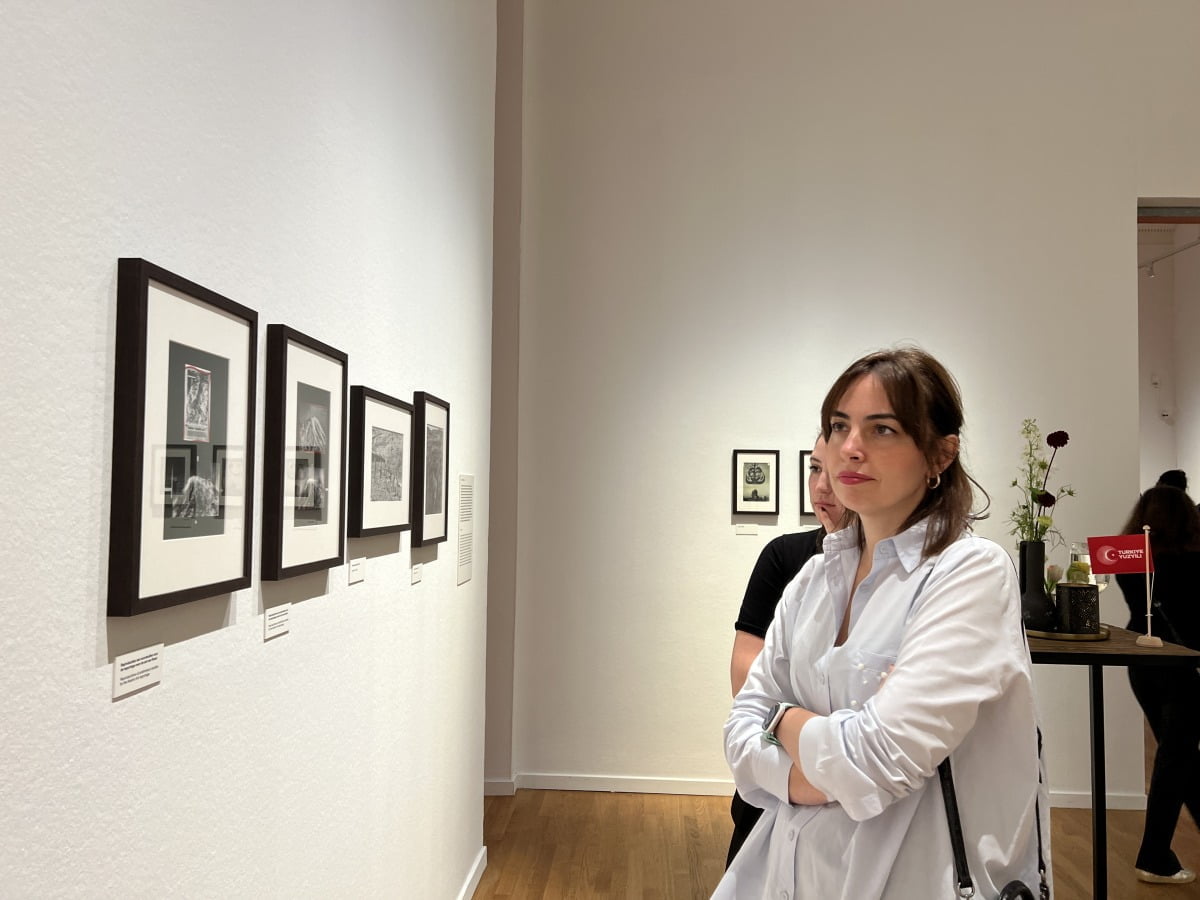 AA 20231010 32367174 32367170 AMSTERDAMDA ARA GULER FOTOGRAF SERGISI RESEPSIYONU YAPILDI