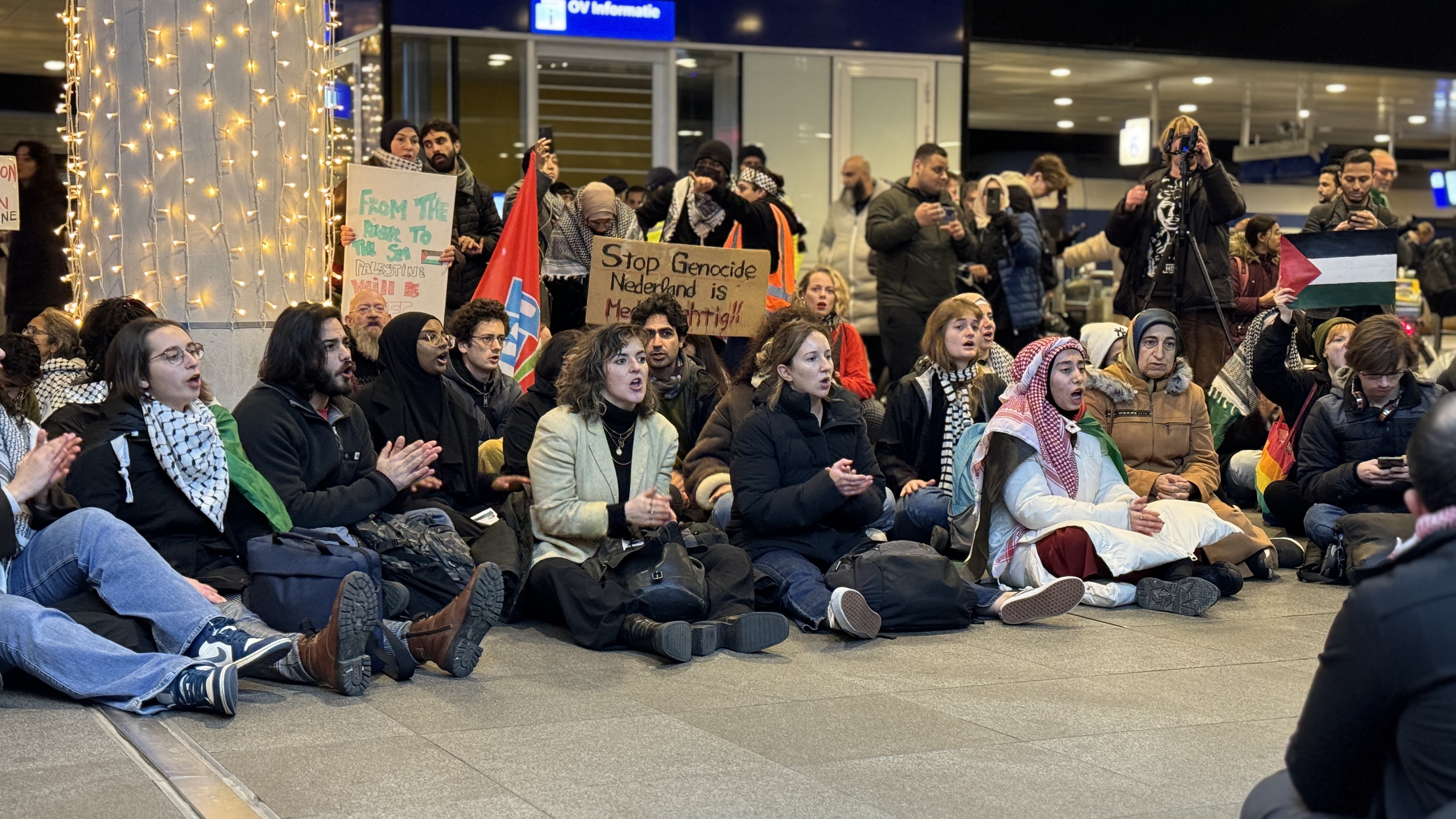 AA 20231121 32986277 32986267 HOLLANDADA SECIM ARIFESINDE YAPILAN OTURMA EYLEMINDE GAZZEDE ATESKES CAGRISI YAPILDI