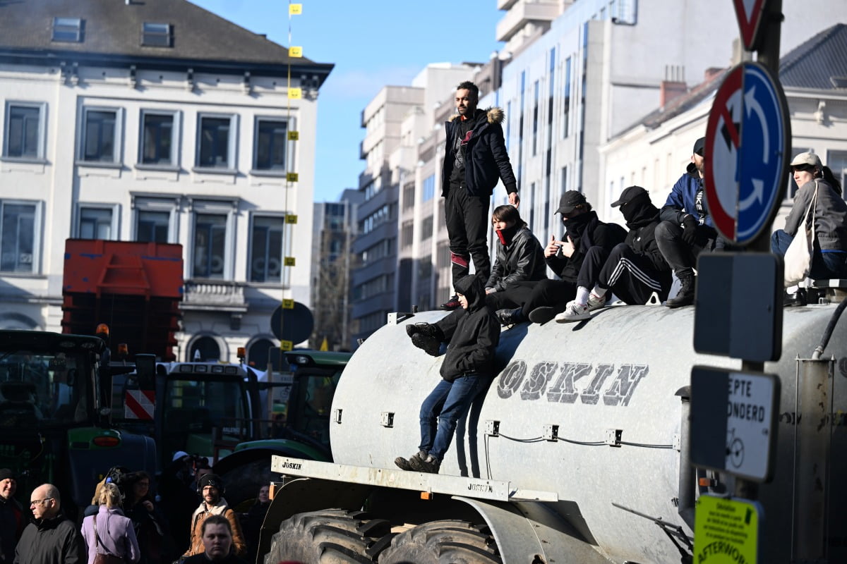 AA 20240201 33586946 33586941 AVRUPALI CIFTCILER BRUKSELDE PROTESTOLARINI SURDURUYOR