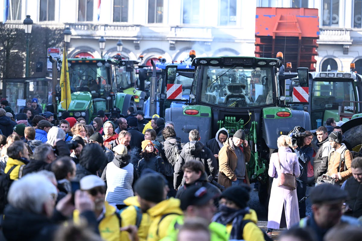 AA 20240201 33586946 33586943 AVRUPALI CIFTCILER BRUKSELDE PROTESTOLARINI SURDURUYOR