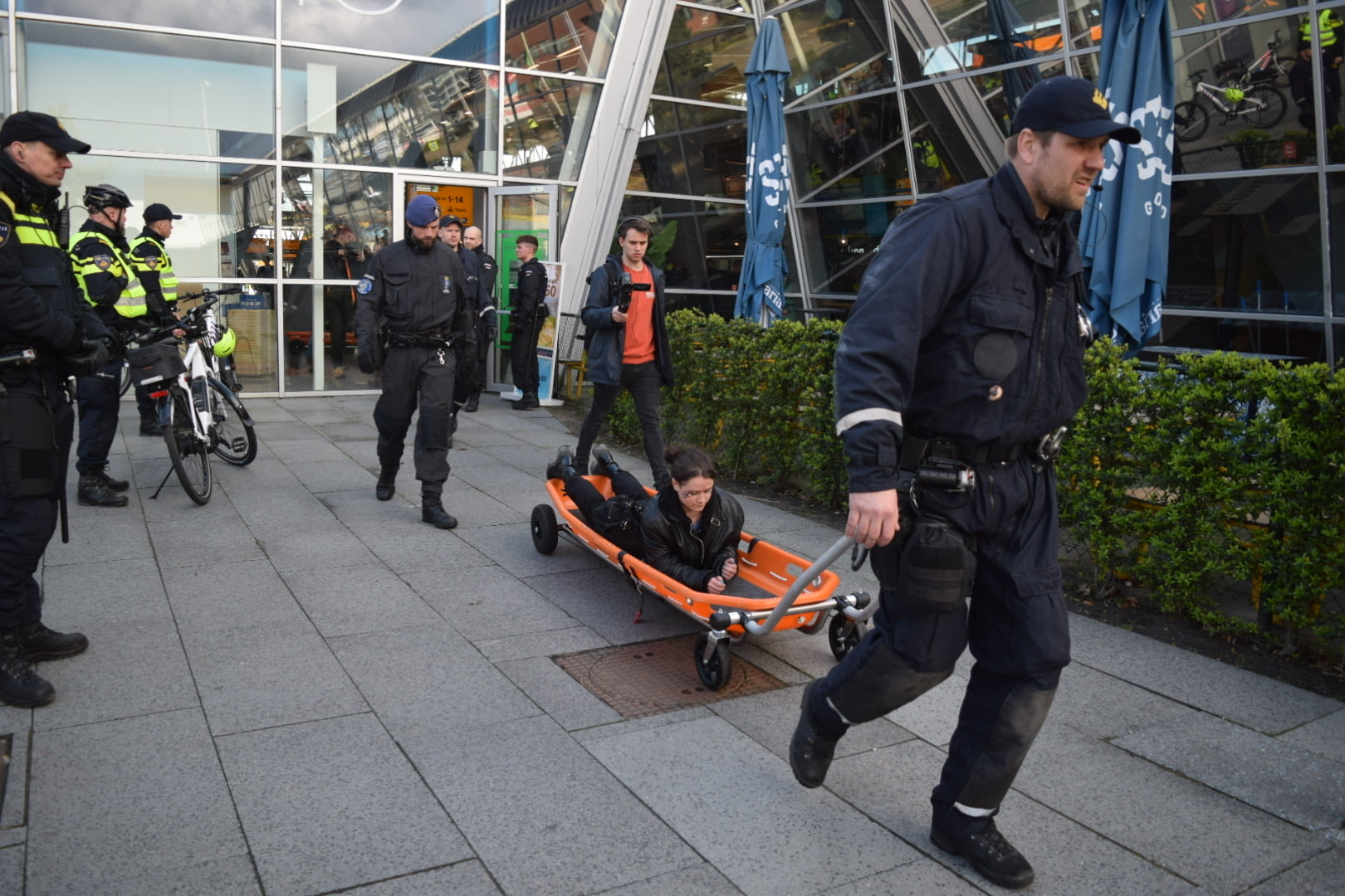 AA 20240323 34077133 34077123 HOLLANDANIN EINDHOVEN HAVALIMANINDA IKLIM PROTESTOSU POLIS BAZI GOSTERICILERI GOZALTINA ALDI