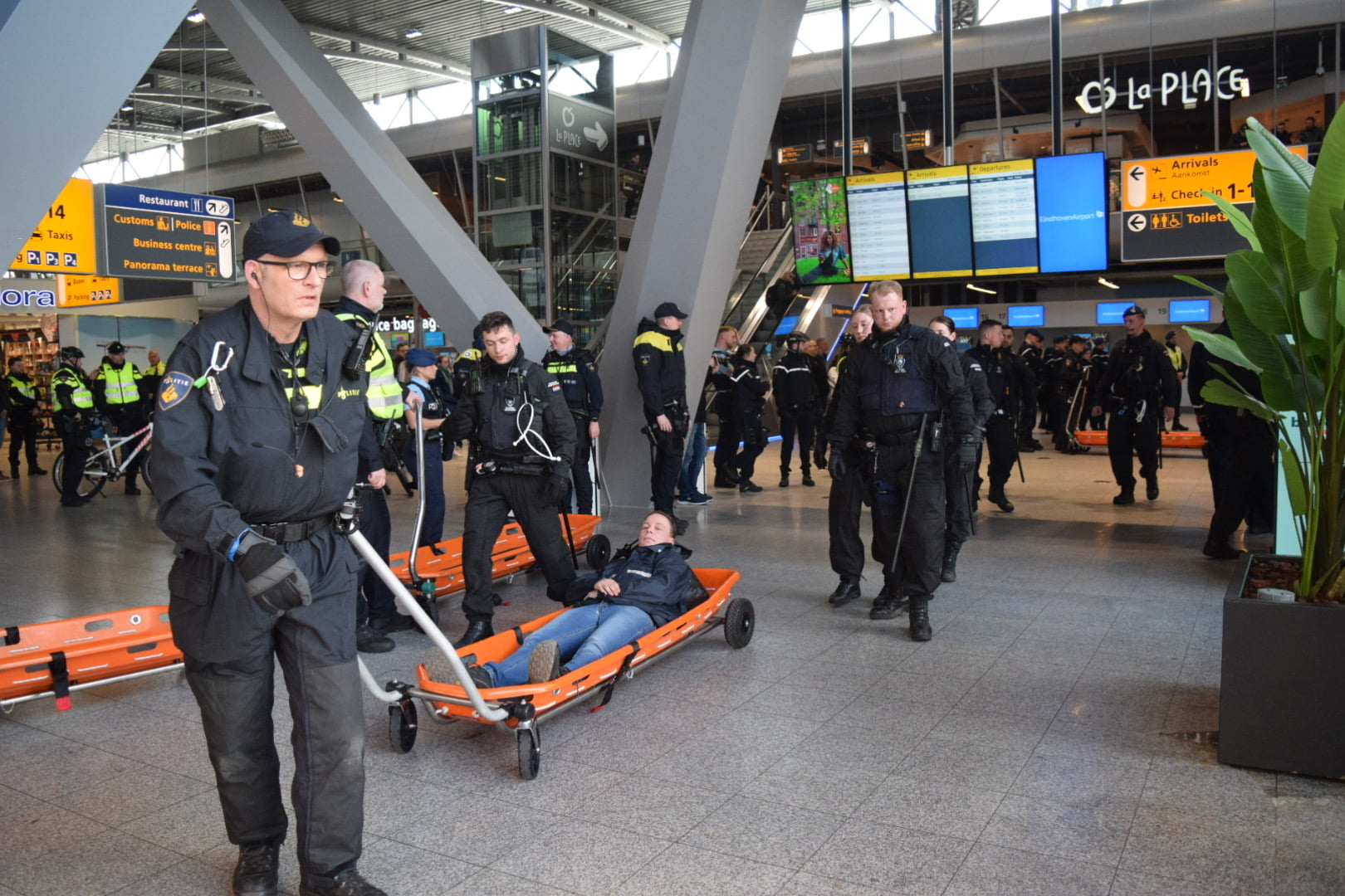 AA 20240323 34077133 34077125 HOLLANDANIN EINDHOVEN HAVALIMANINDA IKLIM PROTESTOSU POLIS BAZI GOSTERICILERI GOZALTINA ALDI