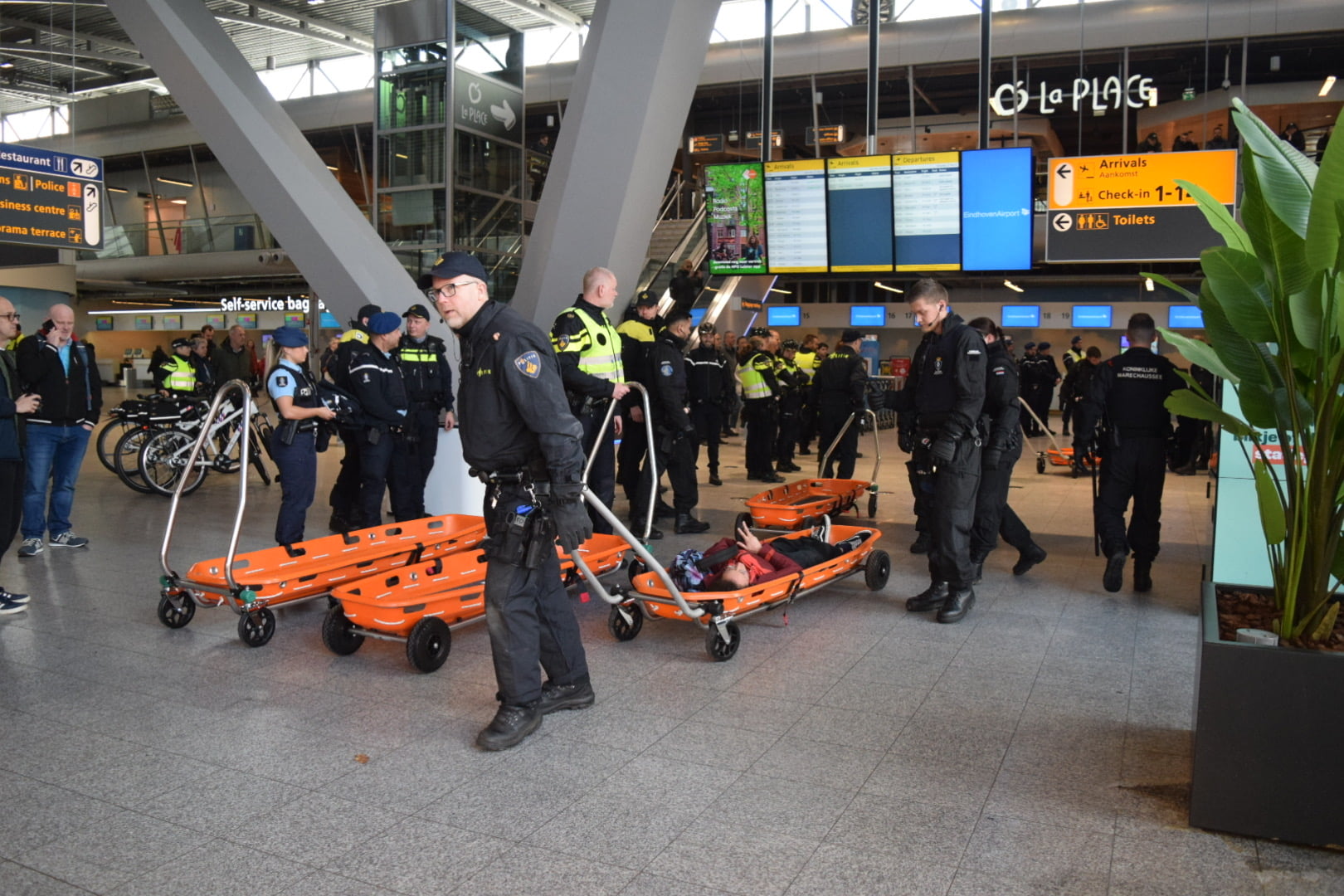 AA 20240323 34077133 34077127 HOLLANDANIN EINDHOVEN HAVALIMANINDA IKLIM PROTESTOSU POLIS BAZI GOSTERICILERI GOZALTINA ALDI