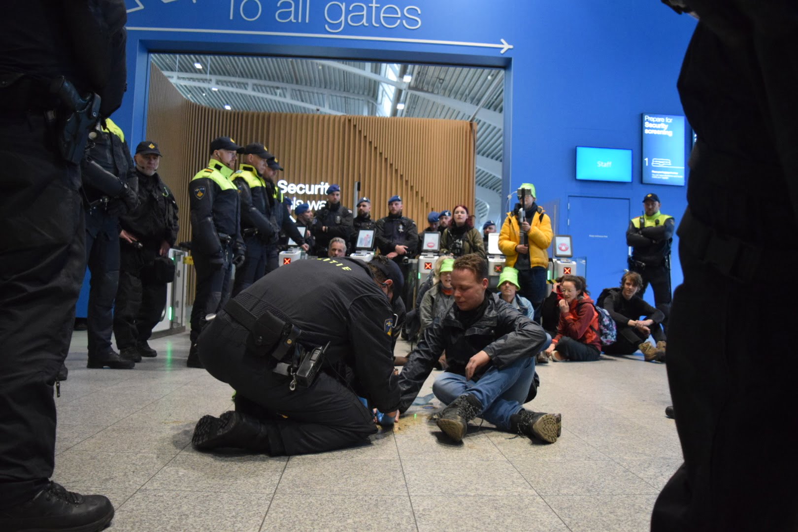 AA 20240323 34077133 34077129 HOLLANDANIN EINDHOVEN HAVALIMANINDA IKLIM PROTESTOSU POLIS BAZI GOSTERICILERI GOZALTINA ALDI