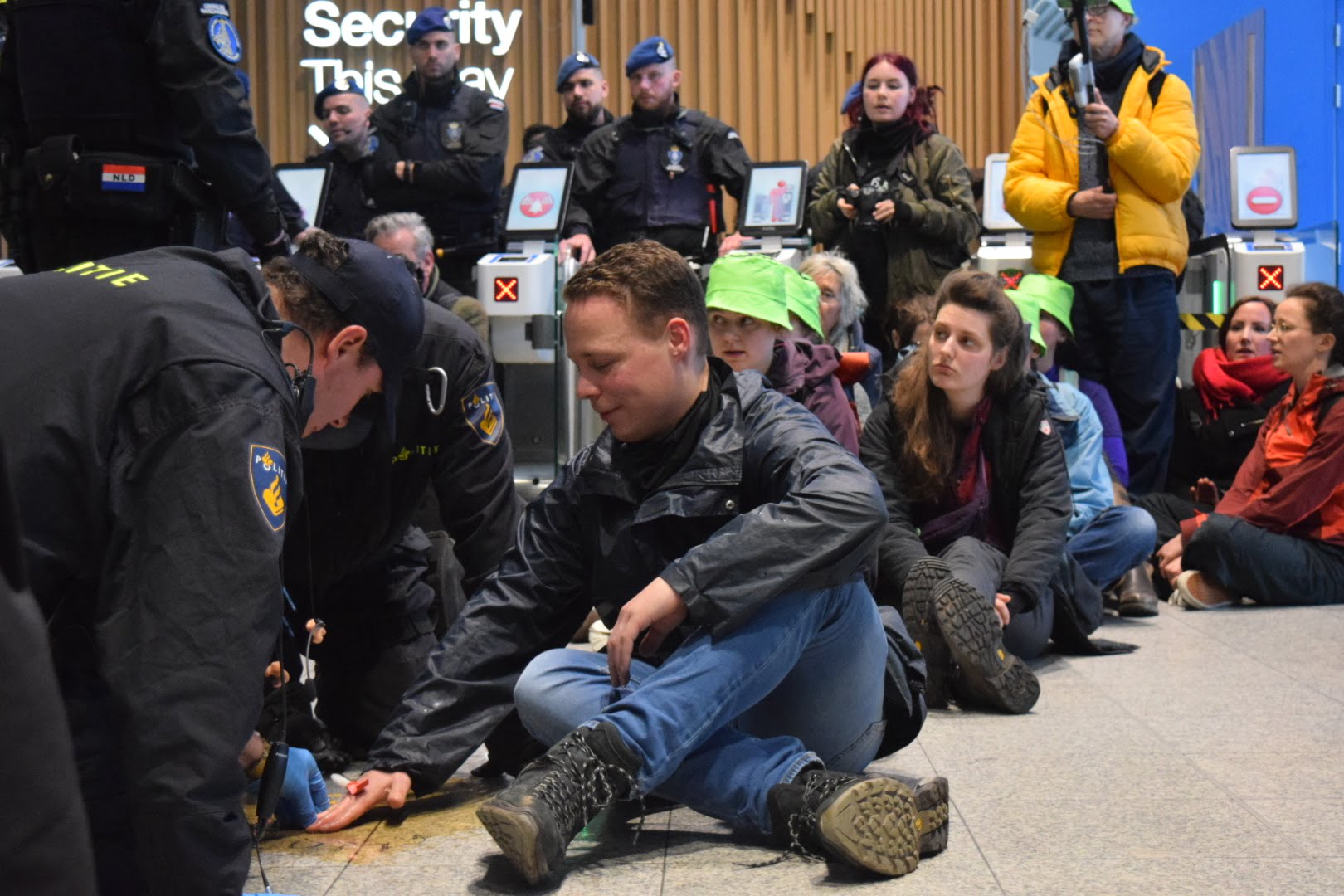 AA 20240323 34077133 34077130 HOLLANDANIN EINDHOVEN HAVALIMANINDA IKLIM PROTESTOSU POLIS BAZI GOSTERICILERI GOZALTINA ALDI