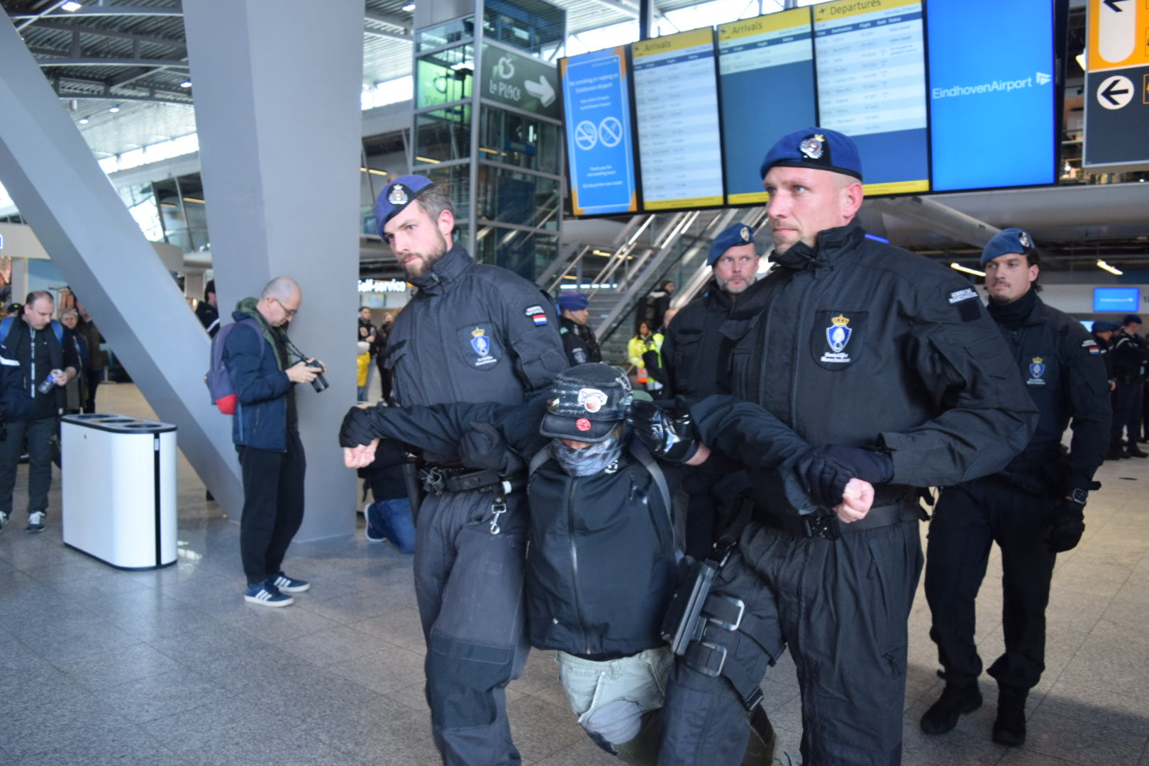 AA 20240323 34077133 34077132 HOLLANDANIN EINDHOVEN HAVALIMANINDA IKLIM PROTESTOSU POLIS BAZI GOSTERICILERI GOZALTINA ALDI