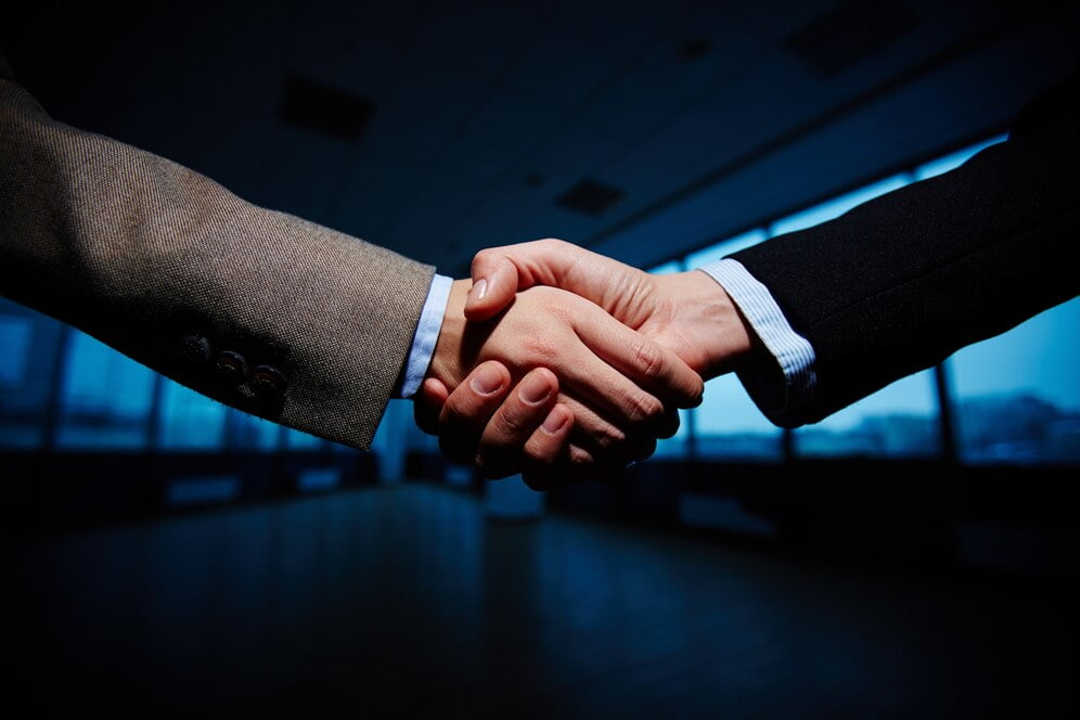 handshake businessmen 1098 742