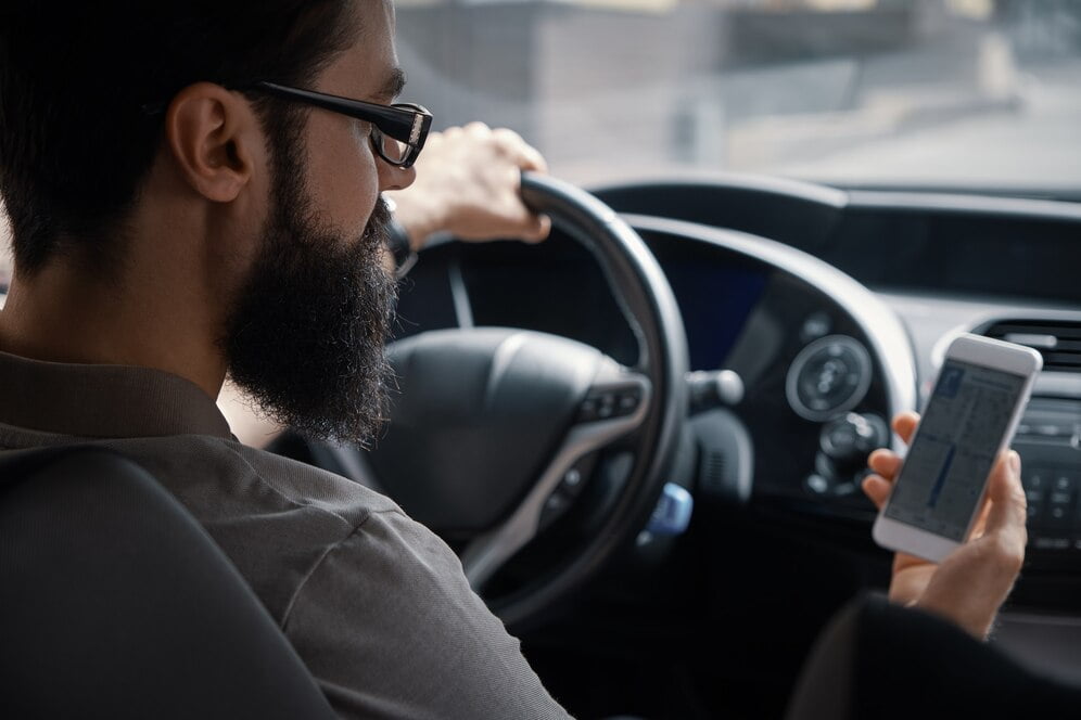 man using mobile phone while driving 158595 4200