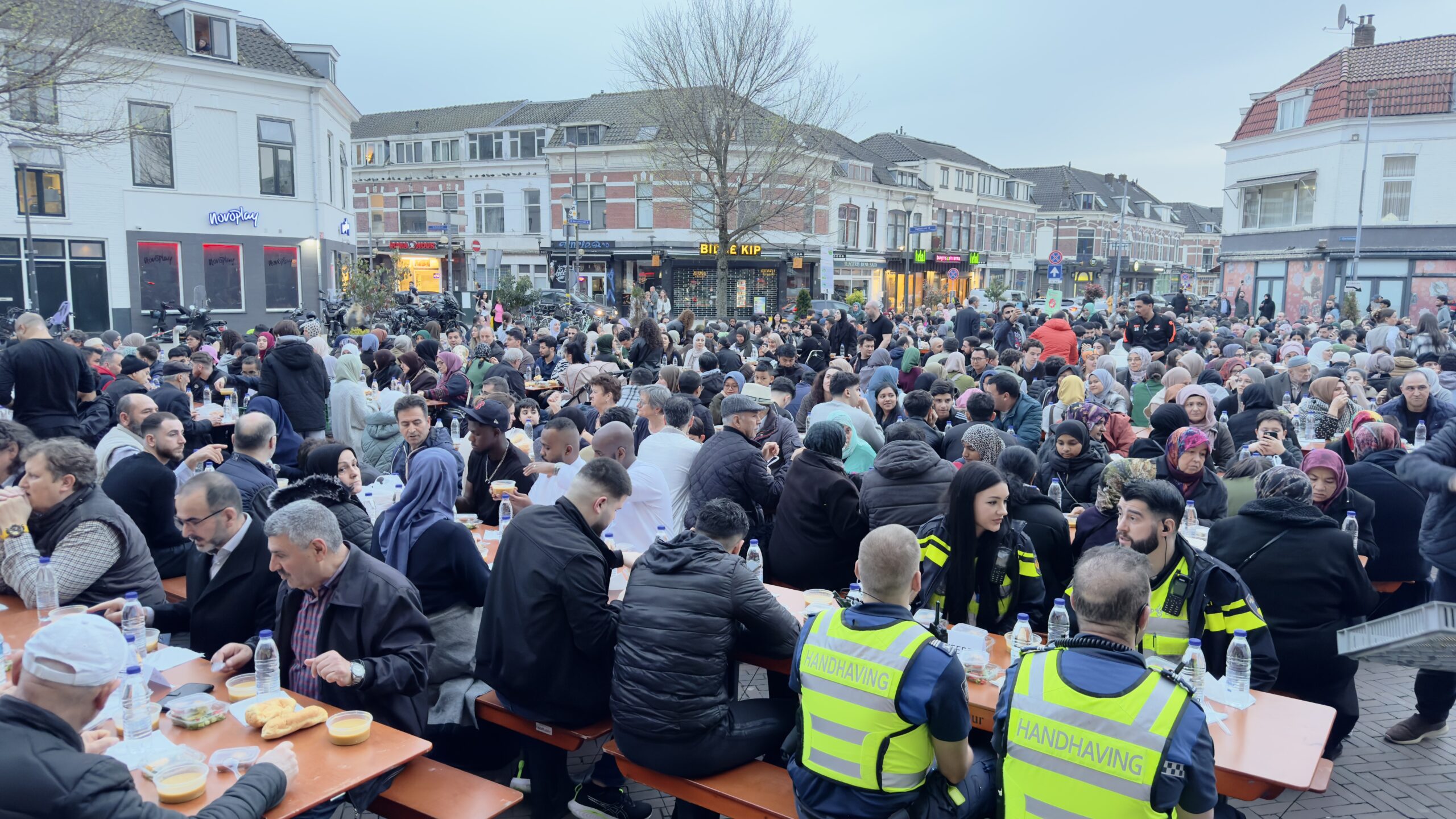 AA 20240406 34204429 34204423 HOLLANDADA CAMI ONUNDE 1500 KISILIK SOKAK IFTARI DUZENLENDI scaled