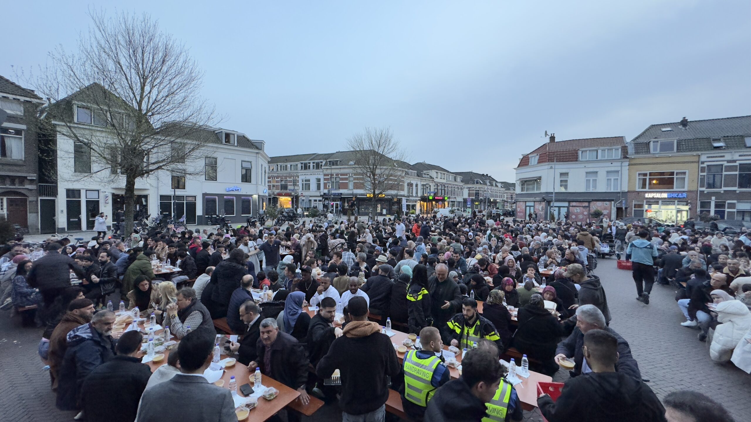 AA 20240406 34204429 34204424 HOLLANDADA CAMI ONUNDE 1500 KISILIK SOKAK IFTARI DUZENLENDI scaled