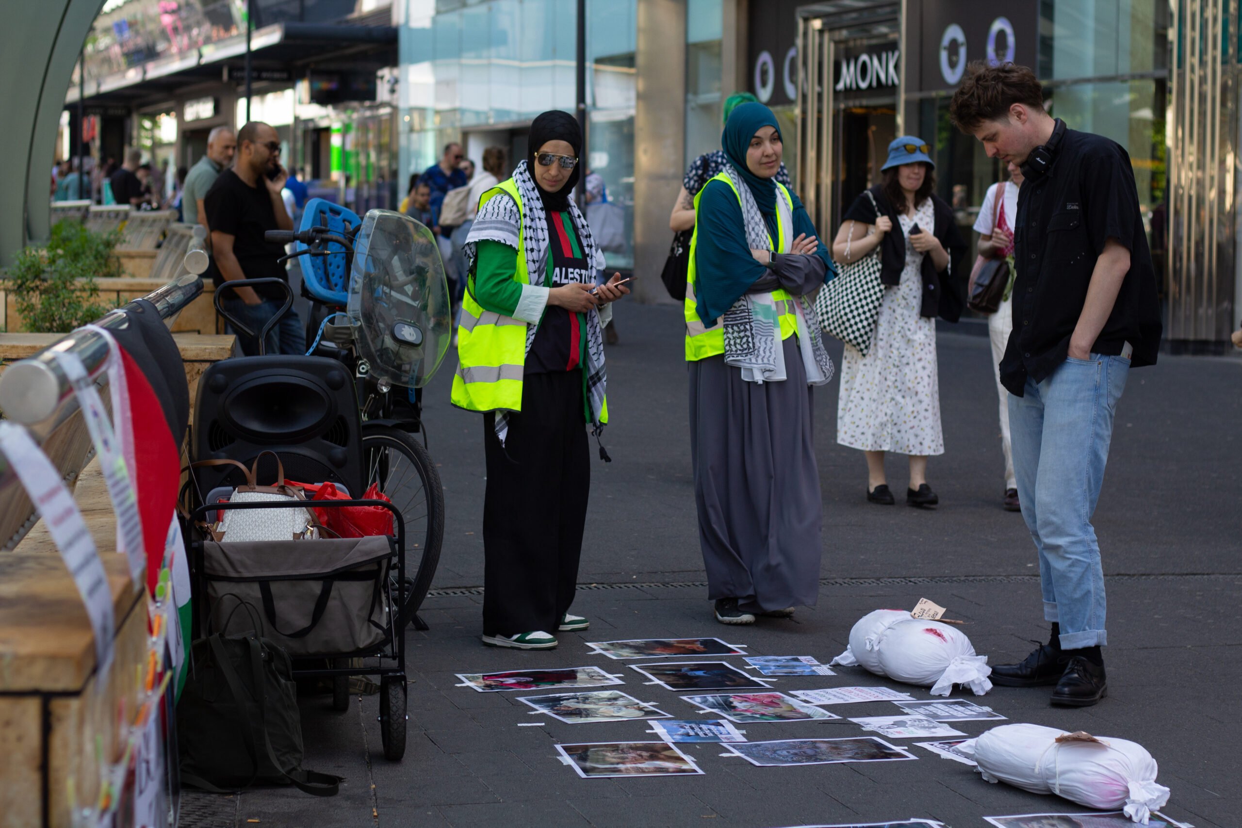 AA 20240512 34541675 34541657 HOLLANDADA INDITEX GRUBUNA BAGLI ZARA SUBELERI ONUNDE ISRAIL PROTESTO EDILDI scaled