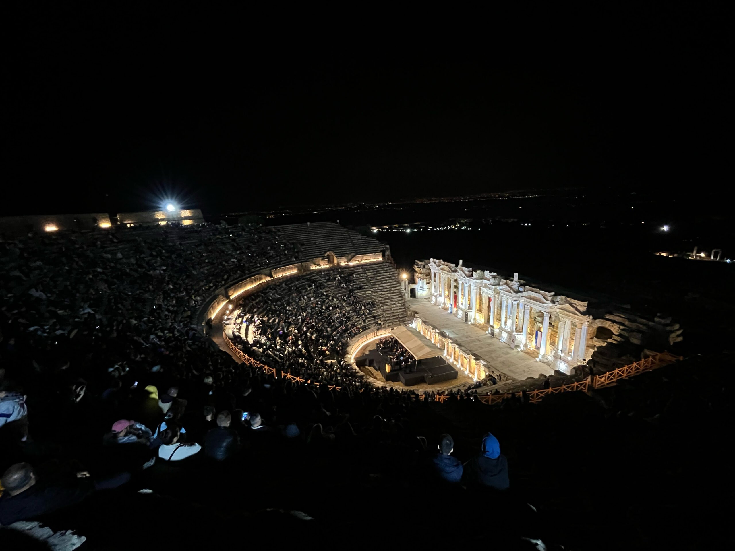 AA 20240526 34694044 34694037 HOLLANDA KRALIYET CONCERTGEBOUW ORKESTRASINDAN PAMUKKALEDEKI HIERAPOLIS ANTIK KENTINDE KONSER scaled