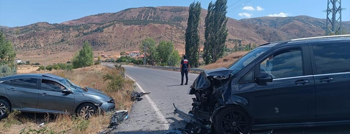 AA-20240811-35378714-35378713-KAYSERIDE_OTOMOBILLE_MINIBUSUN_CARPISMASI_SONUCU_9_KISI_YARALANDI