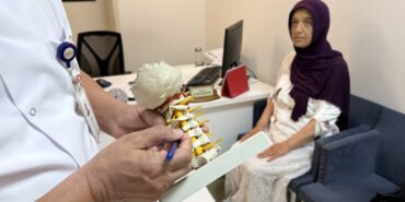 Omurilik erimesine bağlı yürüme sorunları yaşayan gurbetçi kadın Türkiye'de sağlığına kavuştu