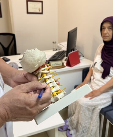 Omurilik erimesine bağlı yürüme sorunları yaşayan gurbetçi kadın Türkiye'de sağlığına kavuştu