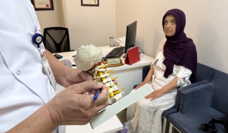 Omurilik erimesine bağlı yürüme sorunları yaşayan gurbetçi kadın Türkiye'de sağlığına kavuştu
