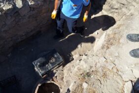 Çorum'da arkeolojik kazı alanındaki küpün içine giren yılanı itfaiye ekipleri çıkardı