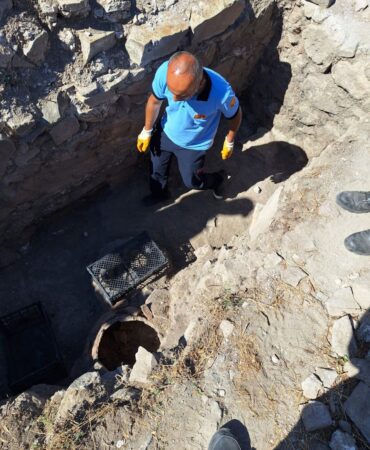 Çorum'da arkeolojik kazı alanındaki küpün içine giren yılanı itfaiye ekipleri çıkardı