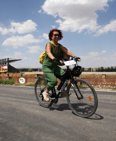 Temiz çevre ve sağlıklı yaşamı özendirmek için pedal çeviriyor
