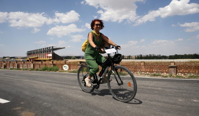 Temiz çevre ve sağlıklı yaşamı özendirmek için pedal çeviriyor