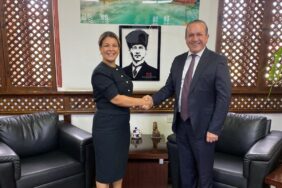 Esra Kıbrıs Turzm bakanı ıle