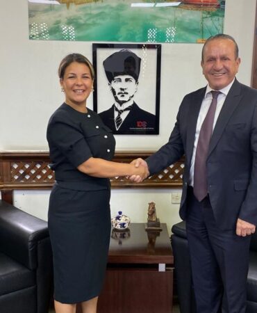 Esra Kıbrıs Turzm bakanı ıle