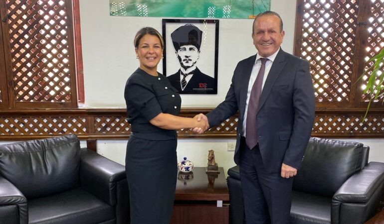 Esra Kıbrıs Turzm bakanı ıle