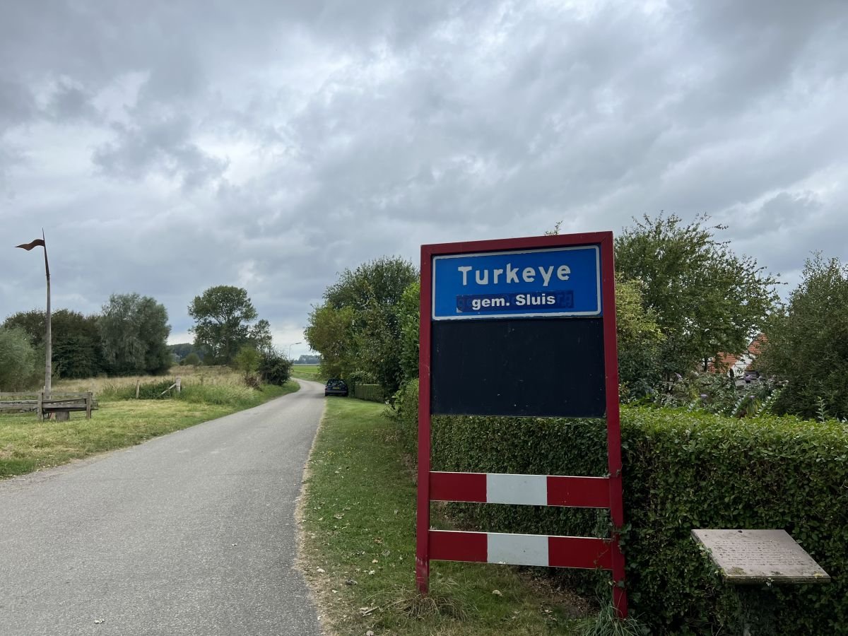 AA 20240913 35631112 35631090 HOLLANDADA HICBIR TURKUN YASAMADIGI TURKEYE KOYU OSMANLI VE TURKIYEDEN IZLER TASIYOR