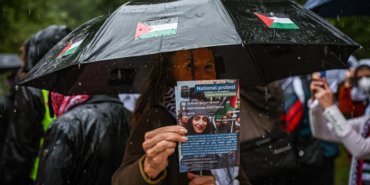 Lahey’de yoğun yağmura rağmen Lübnan ve Filistin için dayanışma protestosu düzenlendi