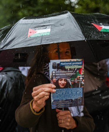 Lahey’de yoğun yağmura rağmen Lübnan ve Filistin için dayanışma protestosu düzenlendi