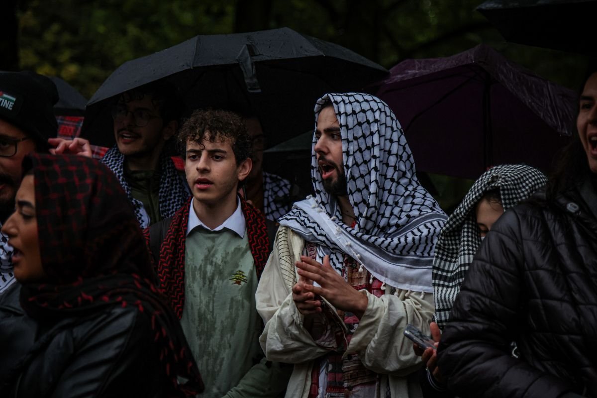 AA 20240925 35737943 35737925 LAHEYDE YOGUN YAGMURA RAGMEN LUBNAN VE FILISTIN ICIN DAYANISMA PROTESTOSU DUZENLENDI