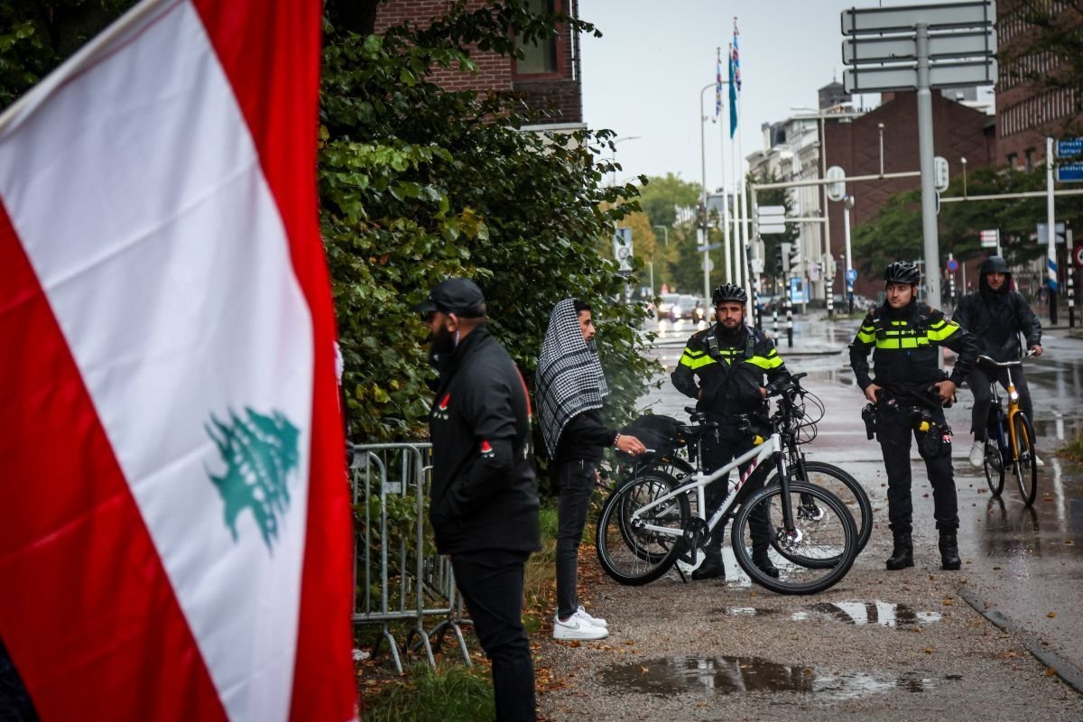 AA 20240925 35737943 35737927 LAHEYDE YOGUN YAGMURA RAGMEN LUBNAN VE FILISTIN ICIN DAYANISMA PROTESTOSU DUZENLENDI