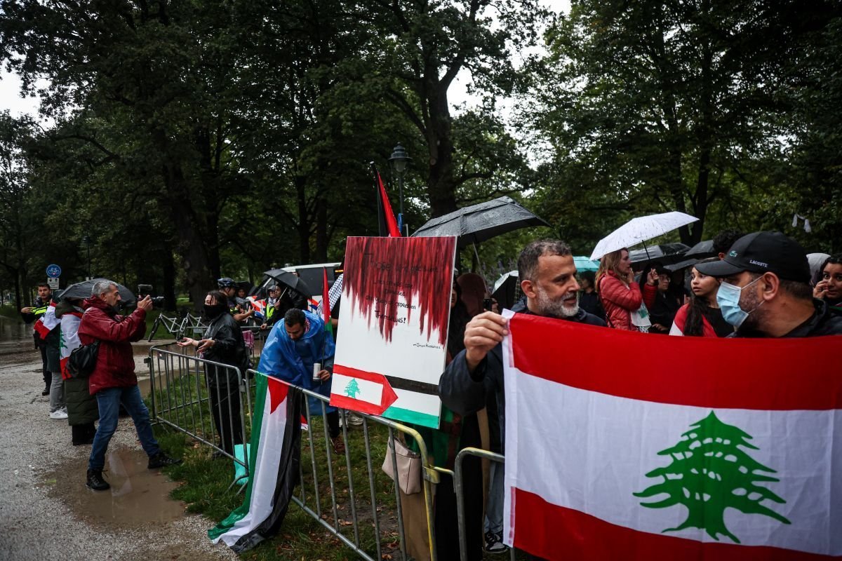 AA 20240925 35737943 35737928 LAHEYDE YOGUN YAGMURA RAGMEN LUBNAN VE FILISTIN ICIN DAYANISMA PROTESTOSU DUZENLENDI