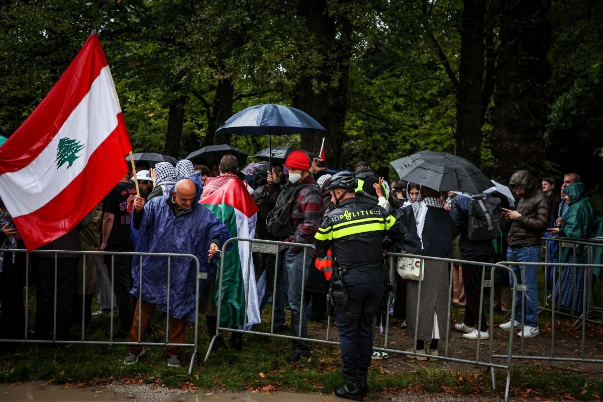 AA 20240925 35737943 35737932 LAHEYDE YOGUN YAGMURA RAGMEN LUBNAN VE FILISTIN ICIN DAYANISMA PROTESTOSU DUZENLENDI