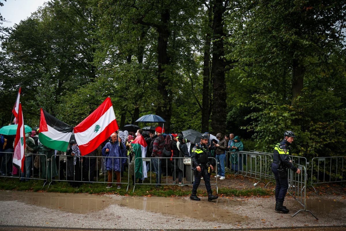 AA 20240925 35737943 35737933 LAHEYDE YOGUN YAGMURA RAGMEN LUBNAN VE FILISTIN ICIN DAYANISMA PROTESTOSU DUZENLENDI 1