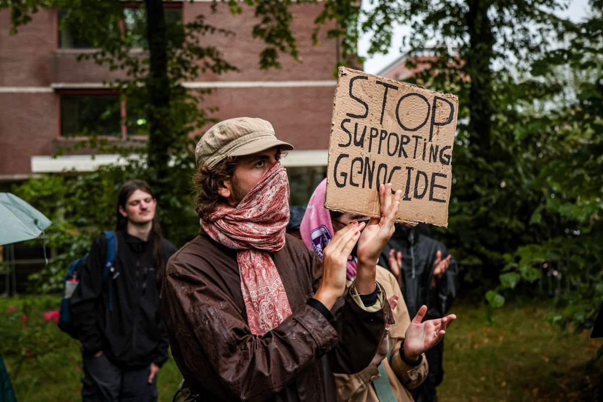 AA 20240925 35737943 35737935 LAHEYDE YOGUN YAGMURA RAGMEN LUBNAN VE FILISTIN ICIN DAYANISMA PROTESTOSU DUZENLENDI