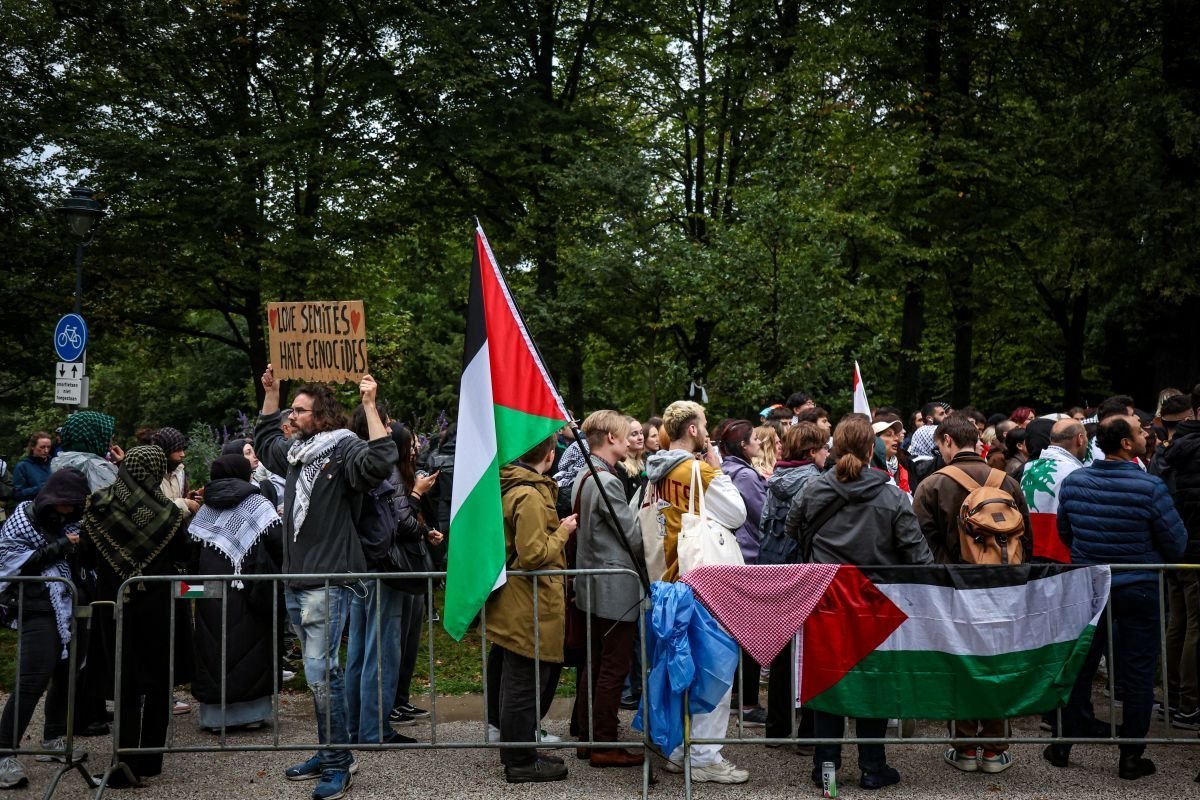 AA 20240925 35737943 35737940 LAHEYDE YOGUN YAGMURA RAGMEN LUBNAN VE FILISTIN ICIN DAYANISMA PROTESTOSU DUZENLENDI 1