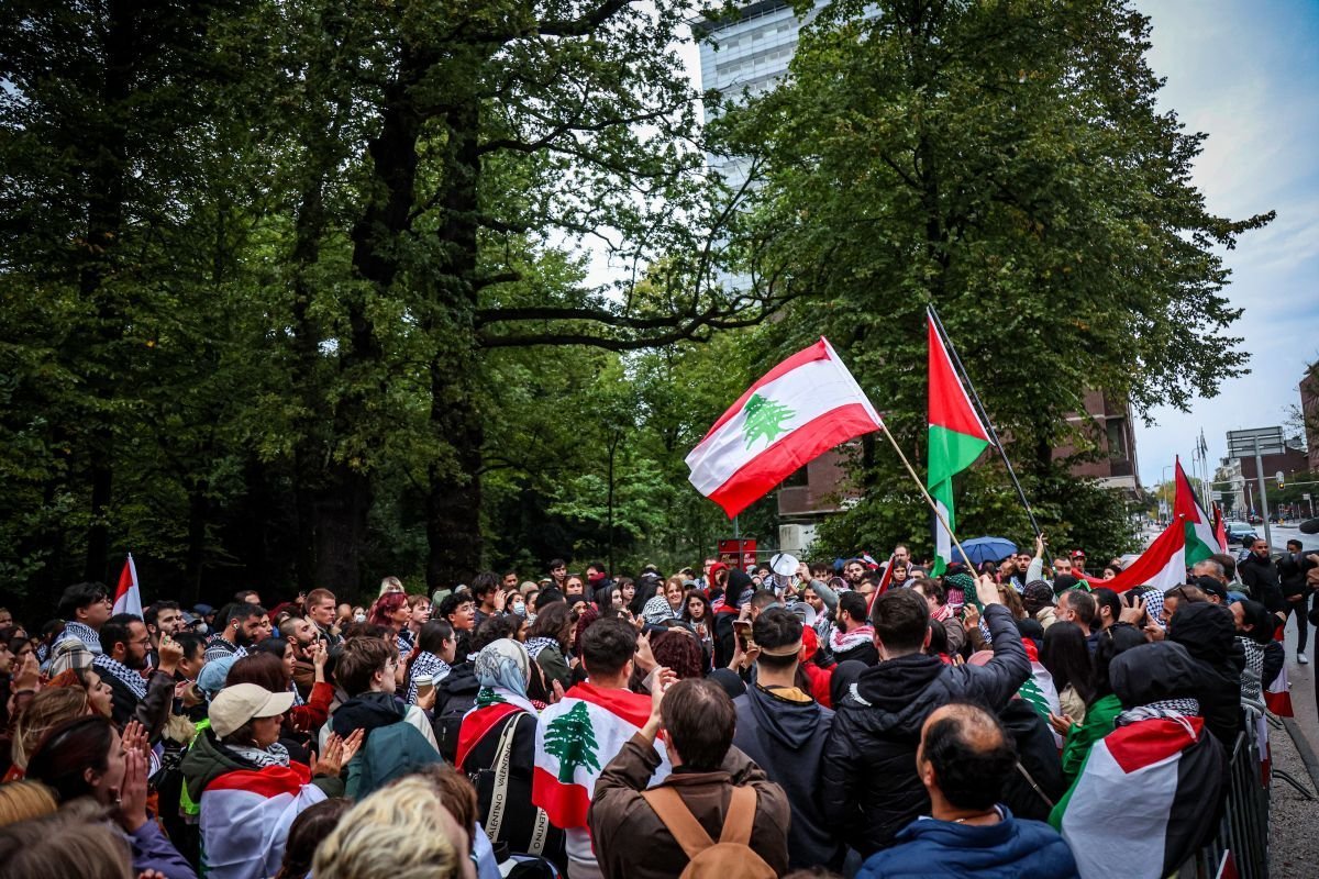 AA 20240925 35737943 35737941 LAHEYDE YOGUN YAGMURA RAGMEN LUBNAN VE FILISTIN ICIN DAYANISMA PROTESTOSU DUZENLENDI