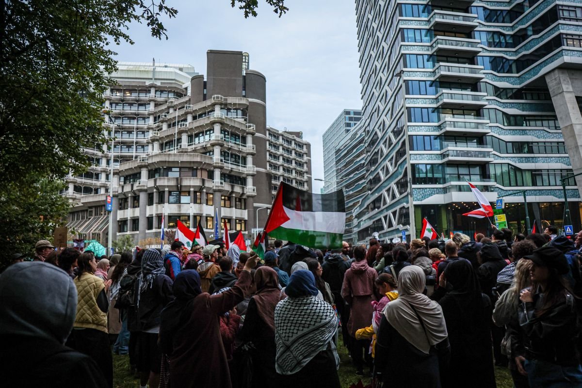 AA 20240925 35737943 35737942 LAHEYDE YOGUN YAGMURA RAGMEN LUBNAN VE FILISTIN ICIN DAYANISMA PROTESTOSU DUZENLENDI