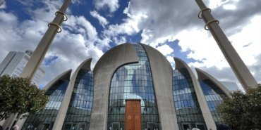 AA-20241120-36249087-36249086-KOLNDE_CUMA_GUNLERI_OGLE_EZANI_HOPARLORDEN_OKUNMAYA_DEVAM_EDECEK