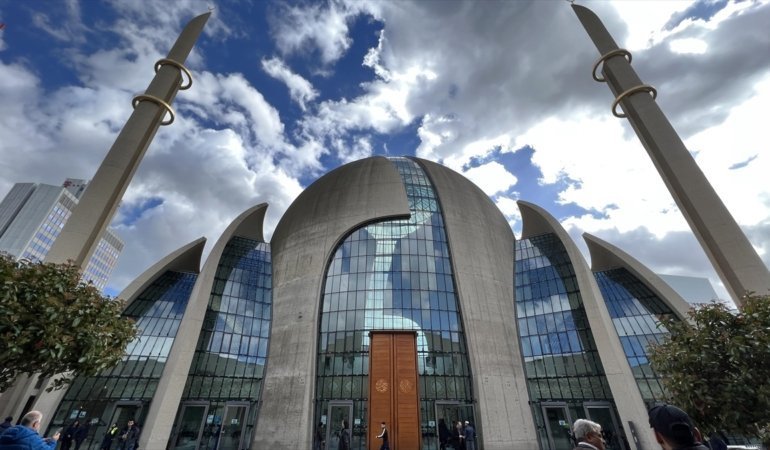 AA-20241120-36249087-36249086-KOLNDE_CUMA_GUNLERI_OGLE_EZANI_HOPARLORDEN_OKUNMAYA_DEVAM_EDECEK